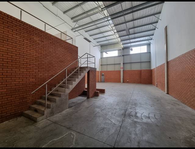 290M² WAREHOUSE TO LET IN LONGLAKE